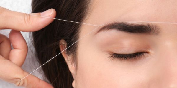 DEPILACIÓN DE CEJAS CON HILO
